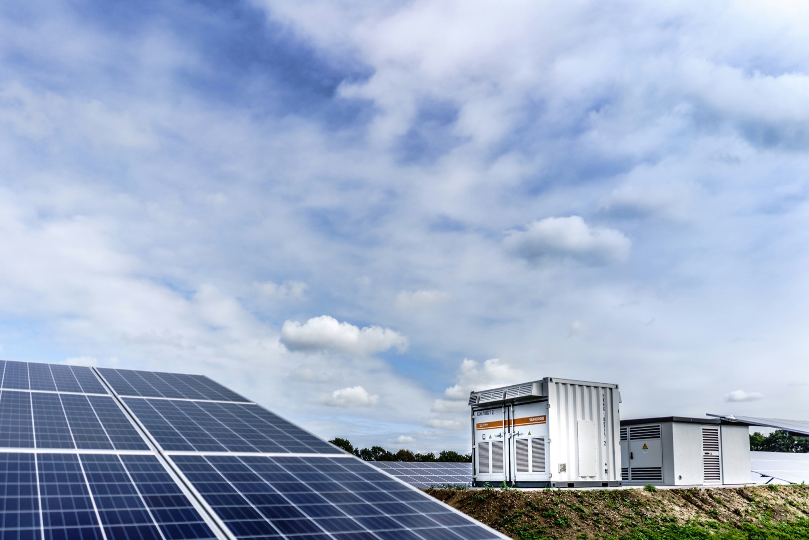 White and black solar panels under blue sky for Epo-Weld™ HTB high temperature bonding adhesive solid oxide fuel cell