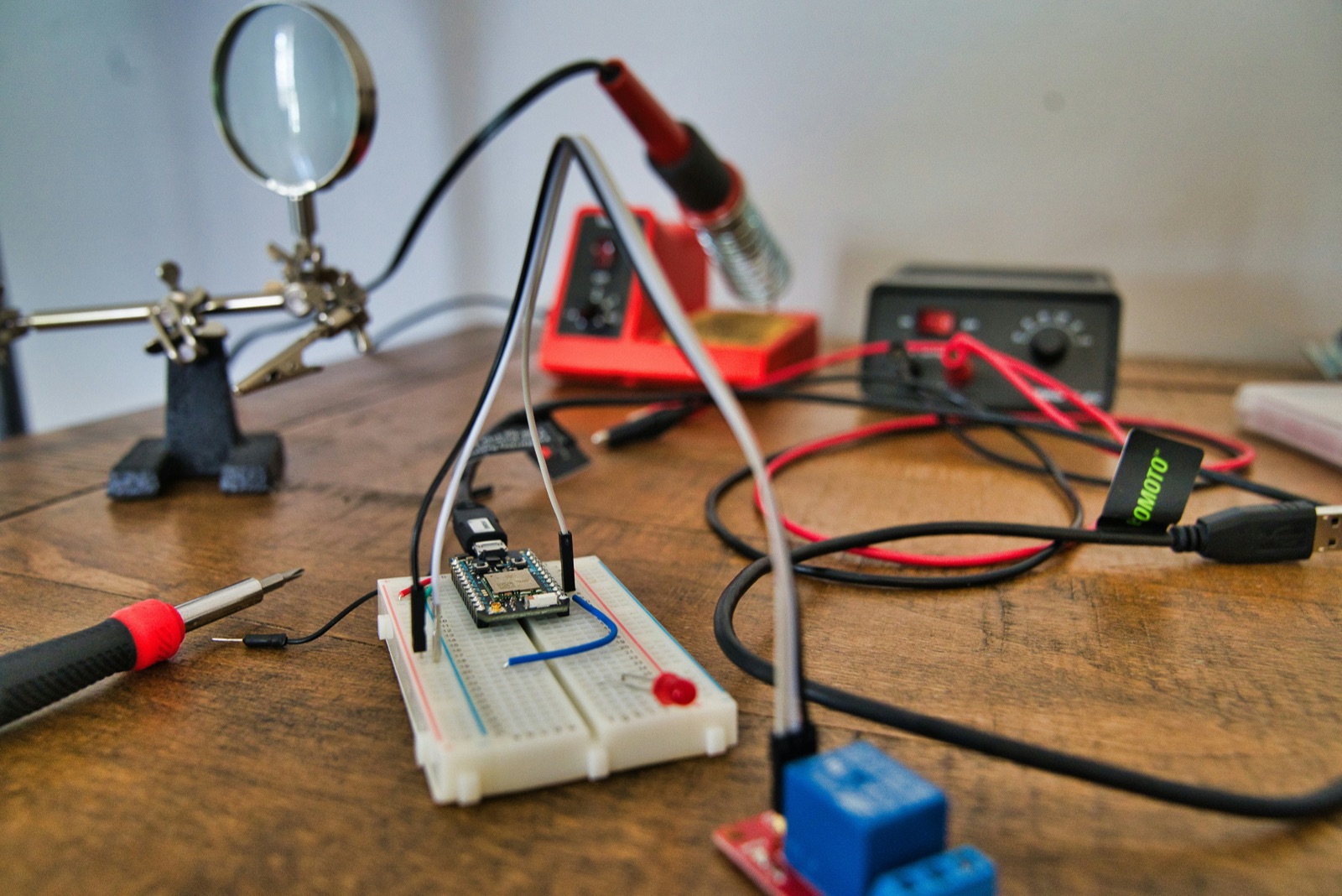 Automotive electronics circuit assembly for Incure L9000™ UV LED spot lamp automotive electronics bonding